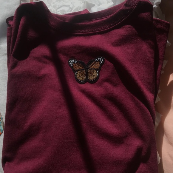 maroon t-shirt w/ brown butterfly patch🌻 - Picture 4 of 4